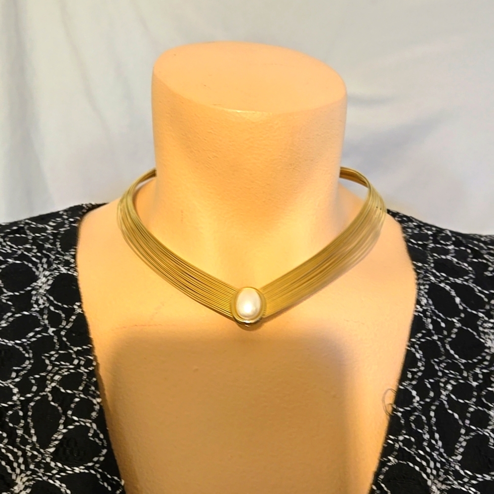 Vintage Choker styled wire gold tone and faux pearl necklace.